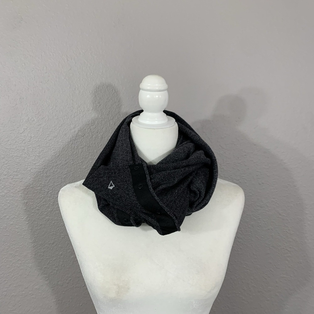 Lululemon Ivivva Village Chill Scarf Heathered Herringbone Snaps Black Grey Rulu
